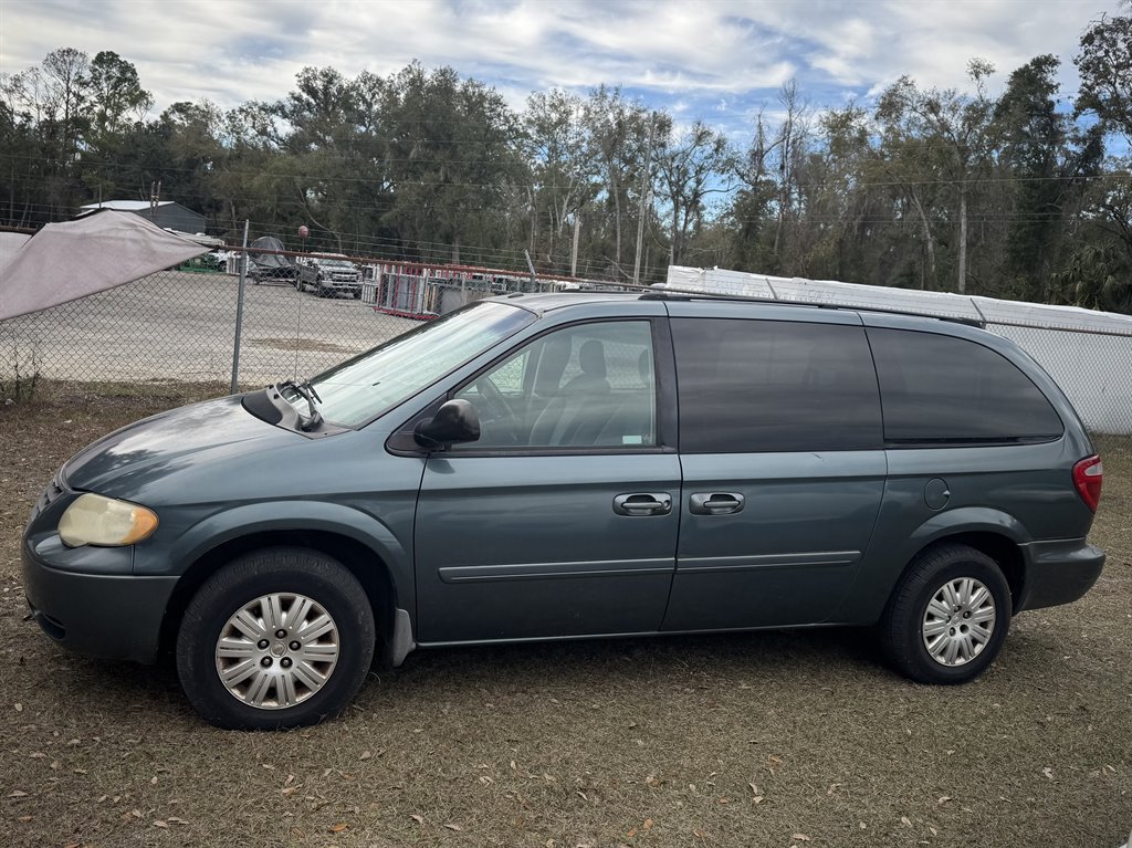 2006 Chrysler Town & Country LX's photo